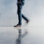 바쁜 직장인도 실천할 수 있는 ‘소확행 건강 루틴’ 인기 person wearing blue denim jeans beside gray wall