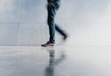 바쁜 직장인도 실천할 수 있는 ‘소확행 건강 루틴’ 인기 person wearing blue denim jeans beside gray wall