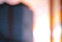 일·삶 균형이 곧 건강, 직장인 위한 ‘스몰 챌린지’가 트렌드 a glass of water sitting on a window sill