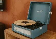 “내 몸에 집중하는 시대…한국에서 웰니스 문화가 일상에 스며든다” A blue record player with a record on it.