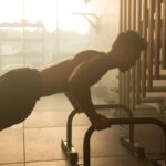 ‘근육 관리’가 새로운 건강 트렌드로…일상 속 실천법은? a man is doing push ups on a machine